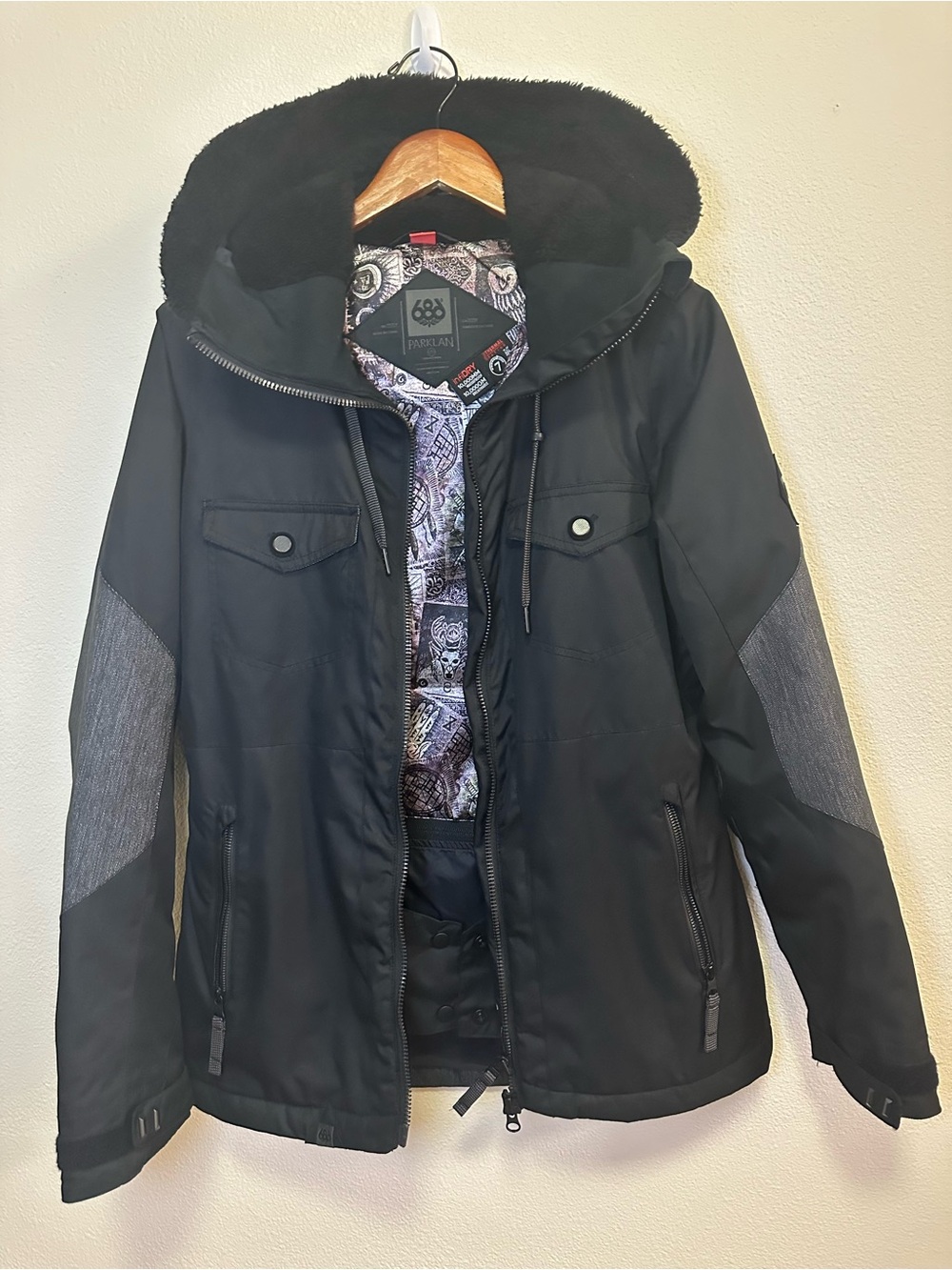 686 Black Insulated Hooded Snowboard Jacket with fur hood Women’s Small